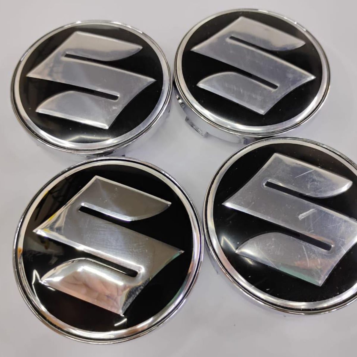 GENERICO - X4 Tapas centro de llantas de auto tunning 56MM SUZUKI