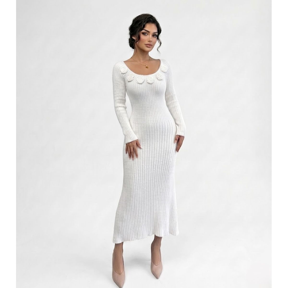 HAMI BOUTIQUE - Vestido Largo de Punto Acanalado Blanco Crema - Detalle Rosas en Escote