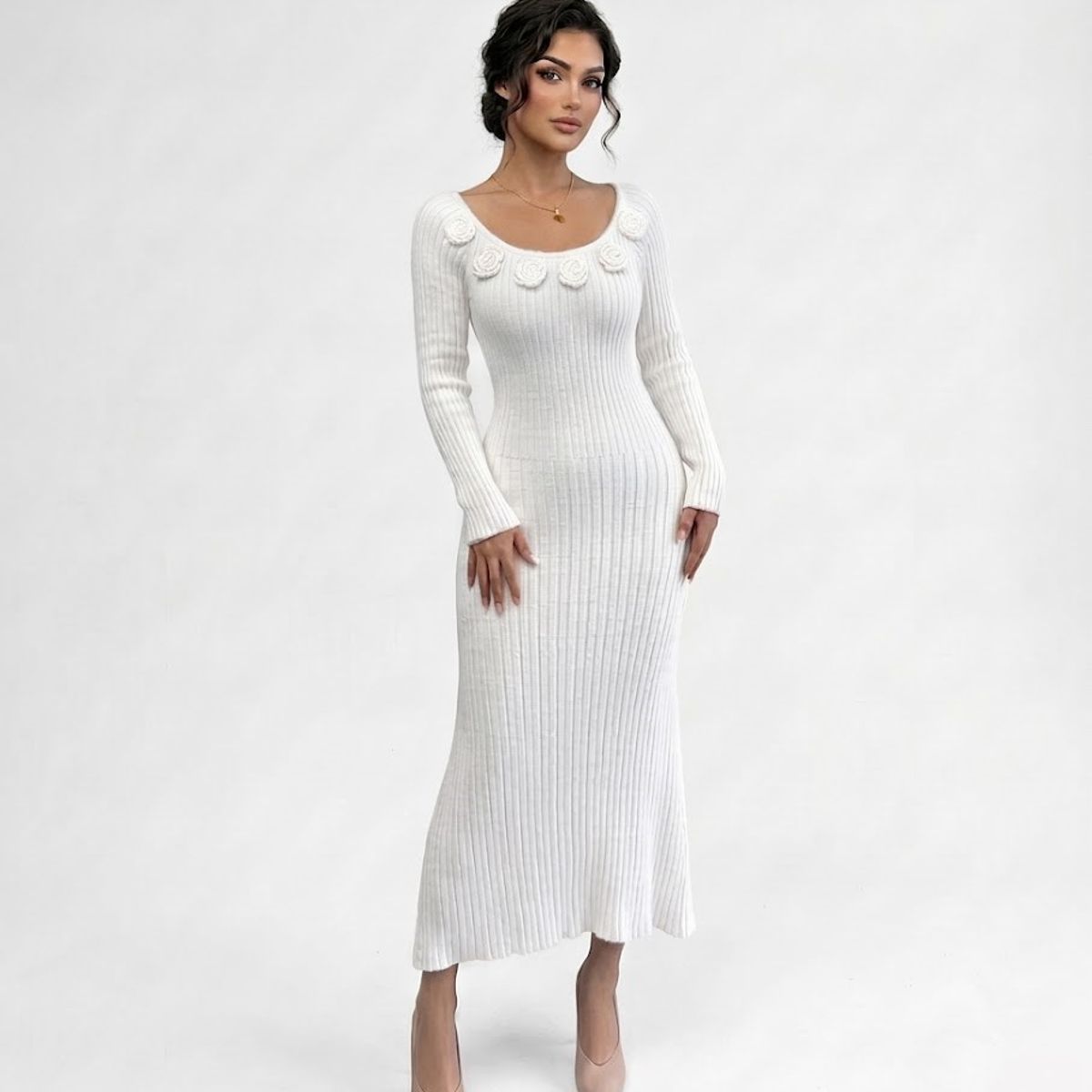 HAMI BOUTIQUE - Vestido Largo de Punto Acanalado Blanco Crema - Detalle Rosas en Escote