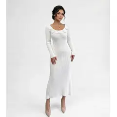HAMI BOUTIQUE - Vestido Largo de Punto Acanalado Blanco Crema - Detalle Rosas en Escote