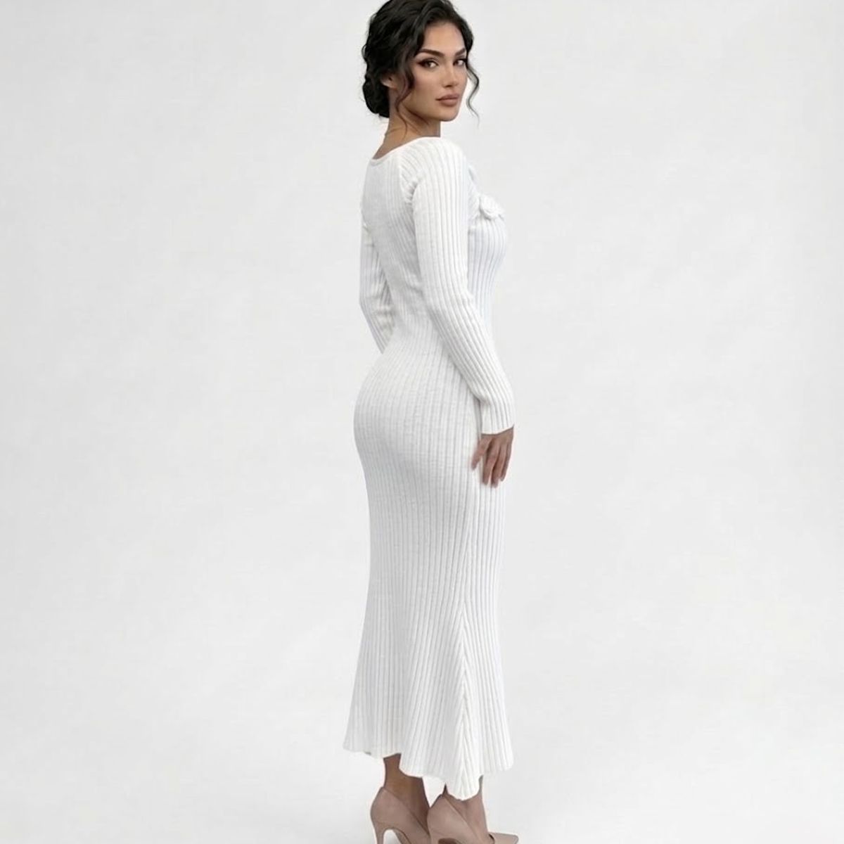 HAMI BOUTIQUE - Vestido Largo de Punto Acanalado Blanco Crema - Detalle Rosas en Escote
