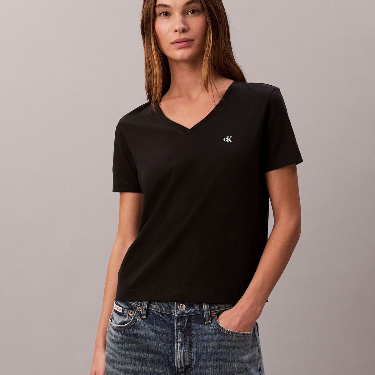 CALVIN KLEIN - Polera con Cuello en V y Logo Archive Negro Calvin Klein