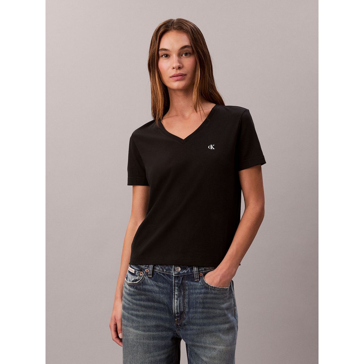 CALVIN KLEIN - Polera con Cuello en V y Logo Archive Negro Calvin Klein