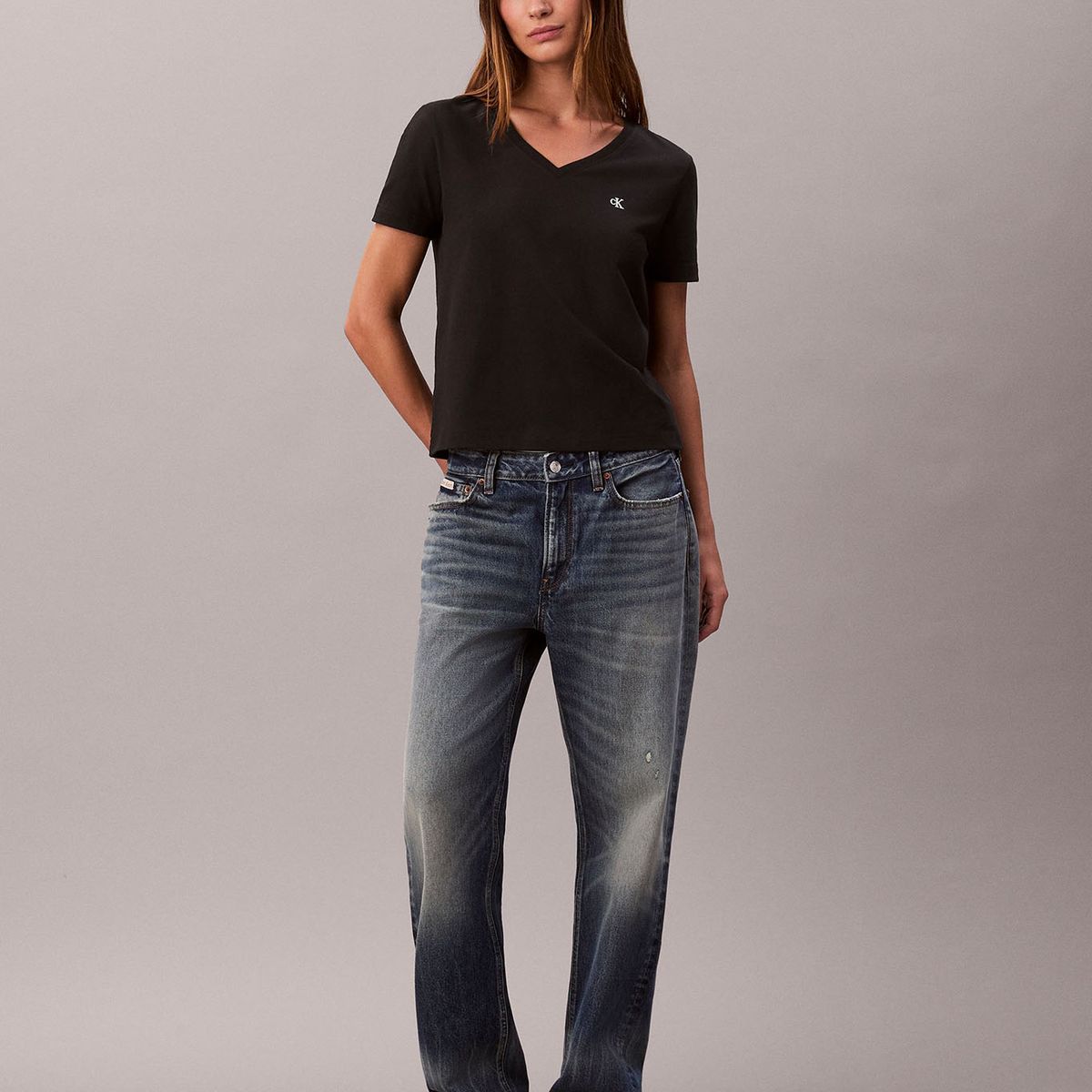 CALVIN KLEIN - Polera con Cuello en V y Logo Archive Negro Calvin Klein