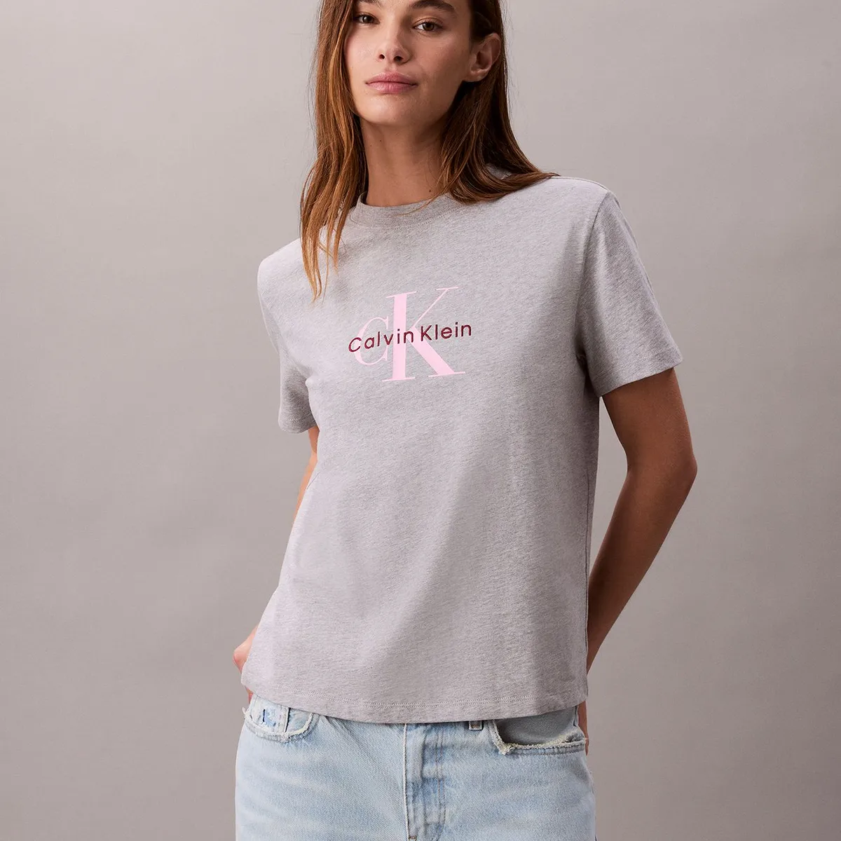 CALVIN KLEIN - Polera Clásica con Monograma Estampado Gris Calvin Klein