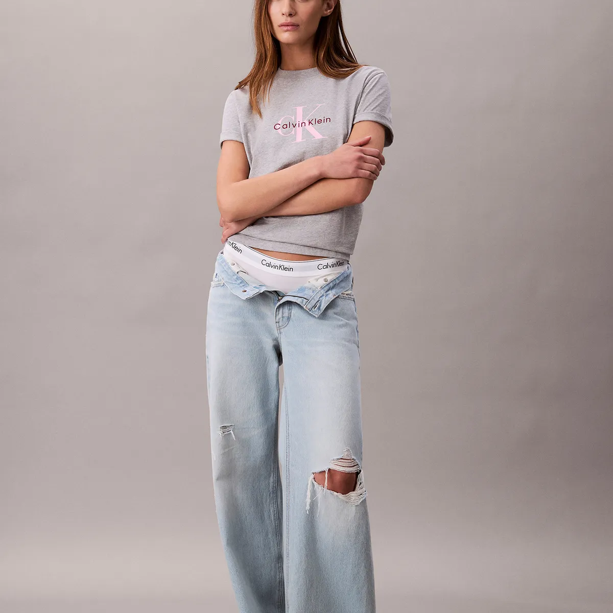 CALVIN KLEIN - Polera Clásica con Monograma Estampado Gris Calvin Klein