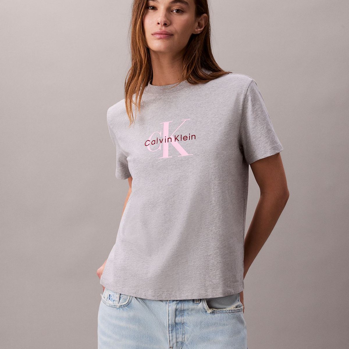 CALVIN KLEIN - Polera Clásica con Monograma Estampado Gris Calvin Klein