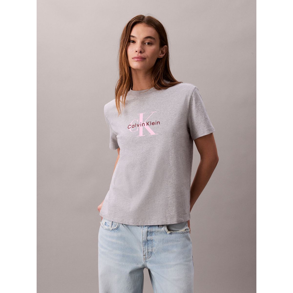 CALVIN KLEIN - Polera Clásica con Monograma Estampado Gris Calvin Klein