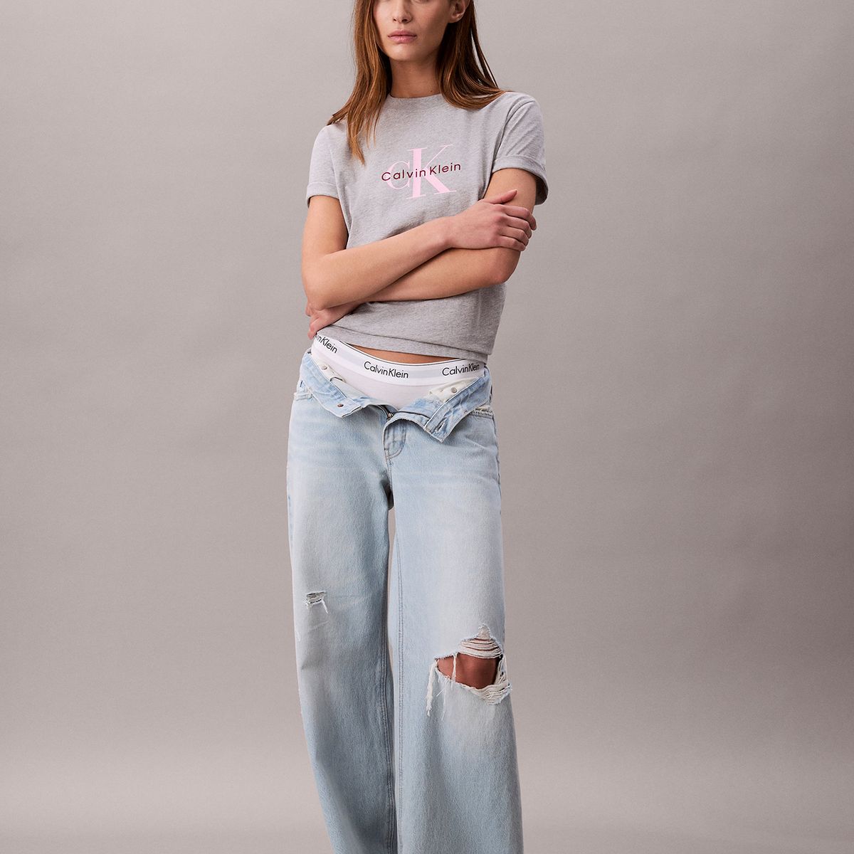 CALVIN KLEIN - Polera Clásica con Monograma Estampado Gris Calvin Klein