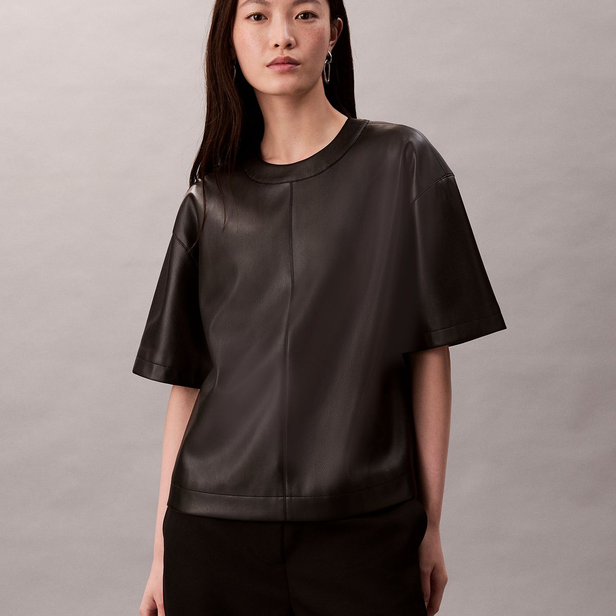 CALVIN KLEIN - Polera con Efecto Cuero Negro Calvin Klein