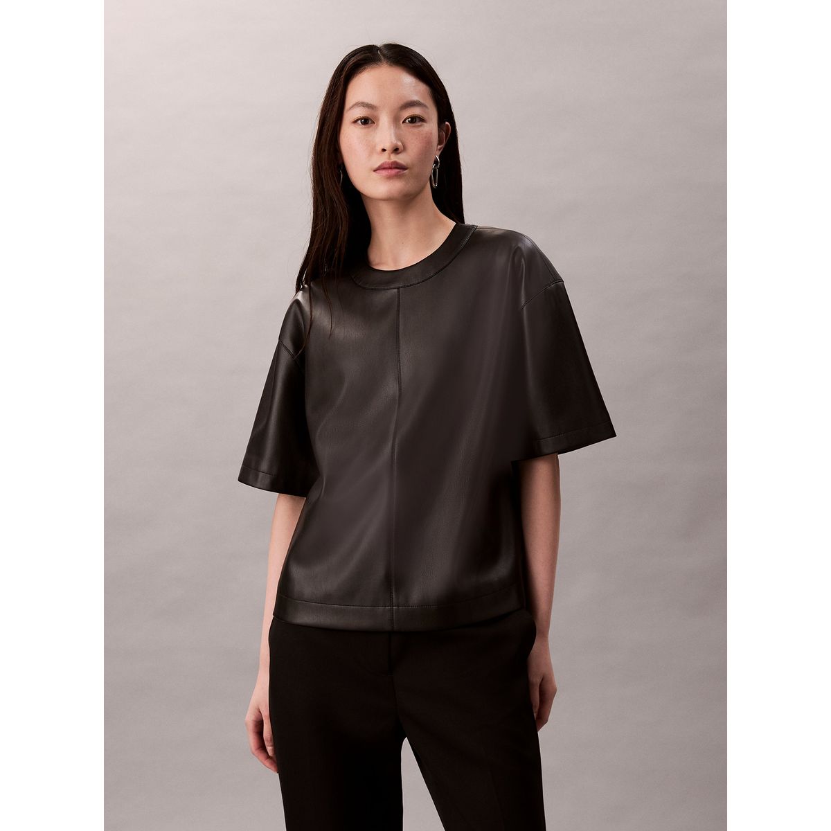 CALVIN KLEIN - Polera con Efecto Cuero Negro Calvin Klein