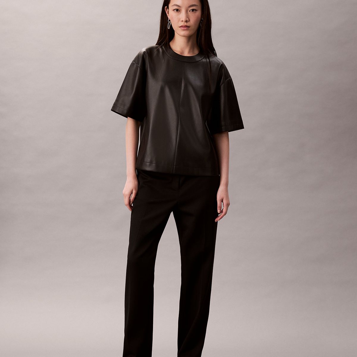 CALVIN KLEIN - Polera con Efecto Cuero Negro Calvin Klein