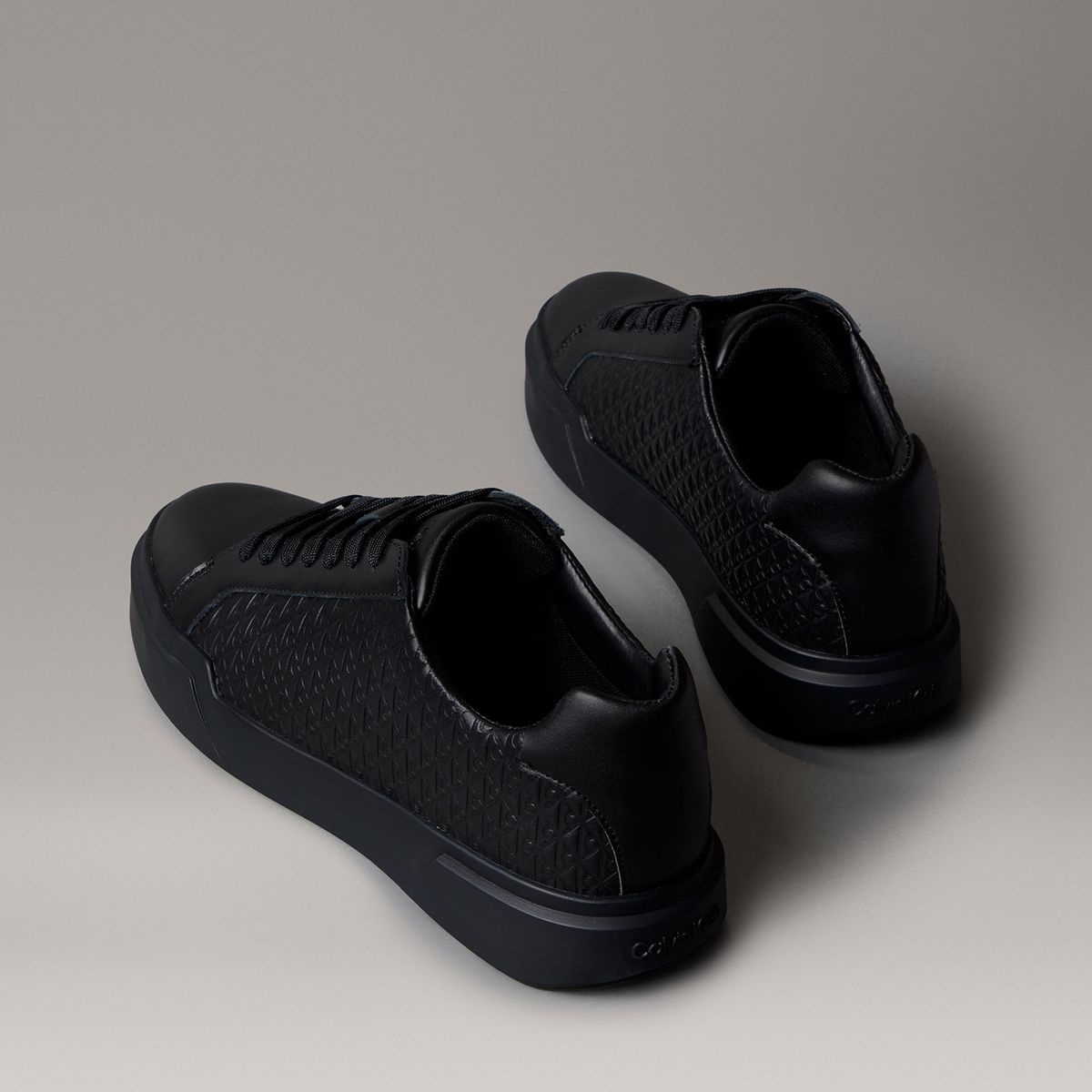 CALVIN KLEIN - Zapatillas con Estampado de Monograma en Relieve Negro Calvin Klein