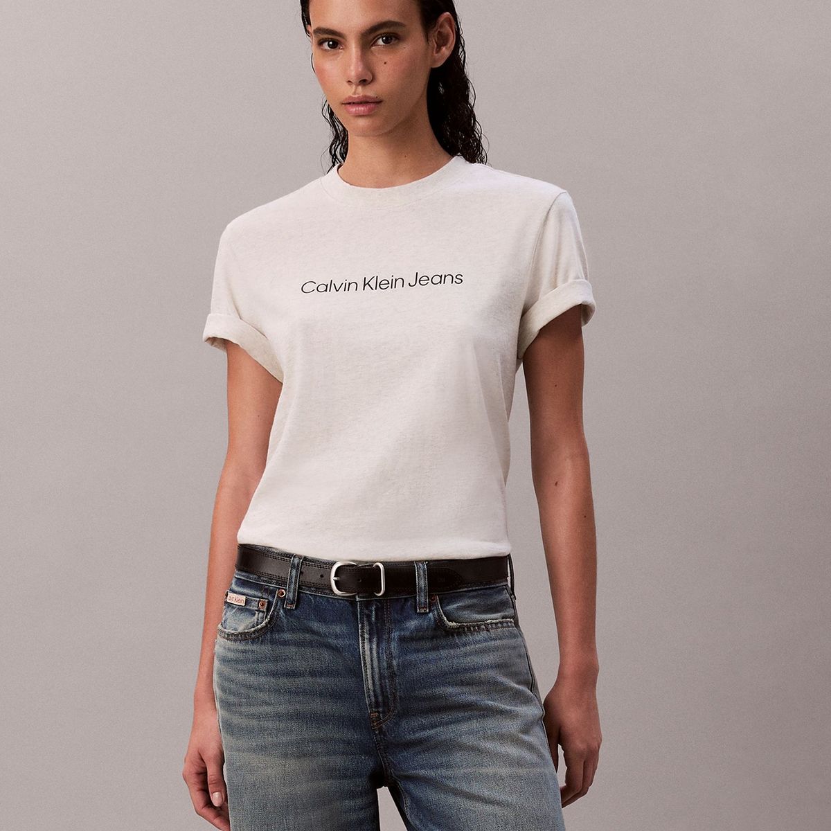 CALVIN KLEIN - Polera Clásica con Logo Estampado Beige Calvin Klein