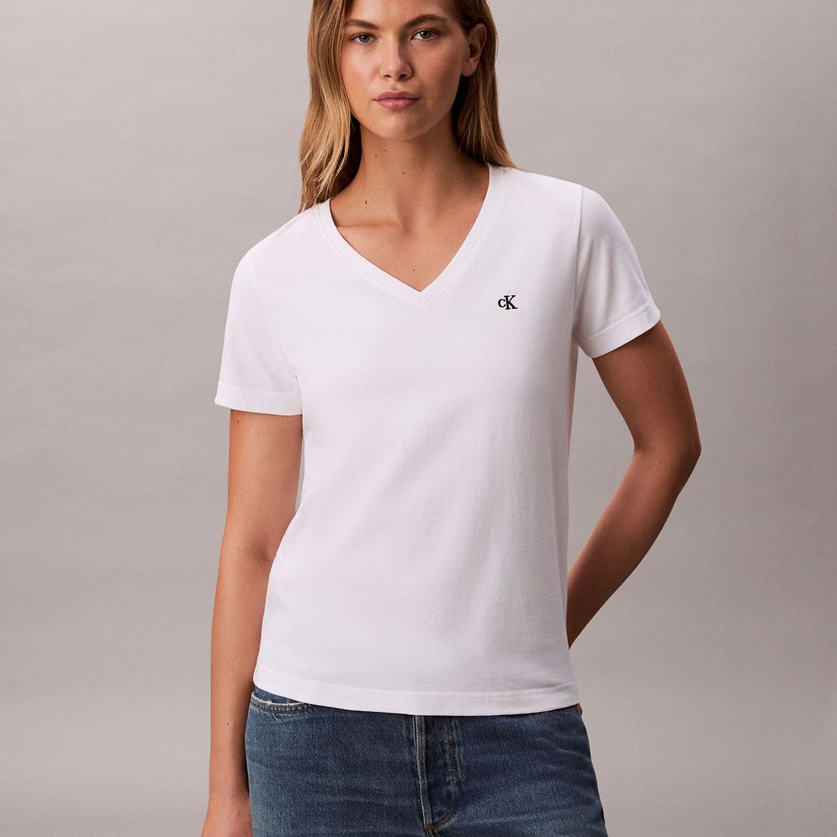 CALVIN KLEIN - Polera con Cuello en V y Logo Archive Blanco Calvin Klein