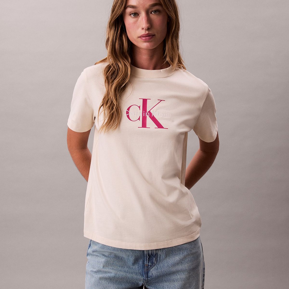 CALVIN KLEIN - Polera Clásica con Monograma Estampado Beige Calvin Klein