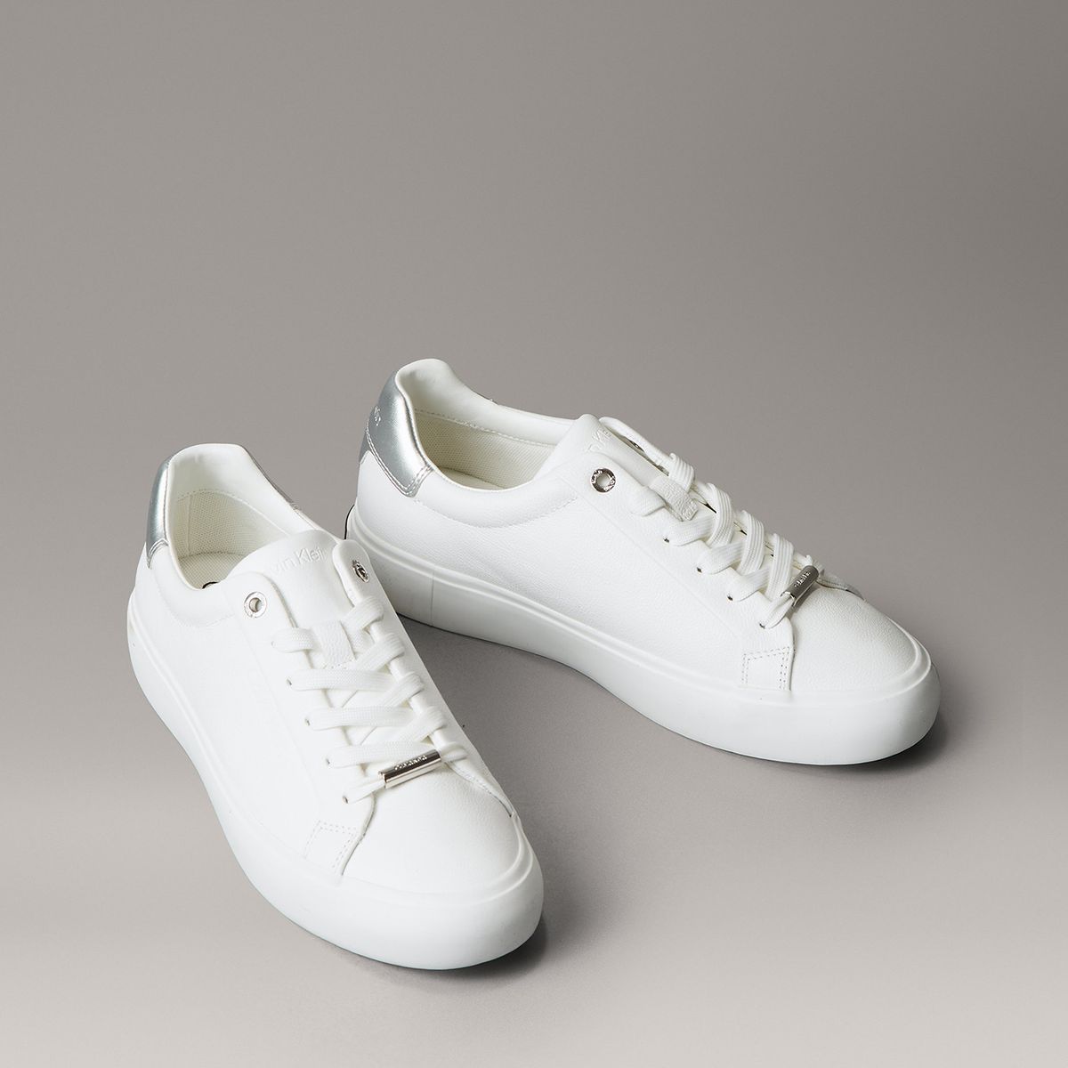 CALVIN KLEIN - Zapatillas en Cuero con Detalles Metálicos Blanco Calvin Klein