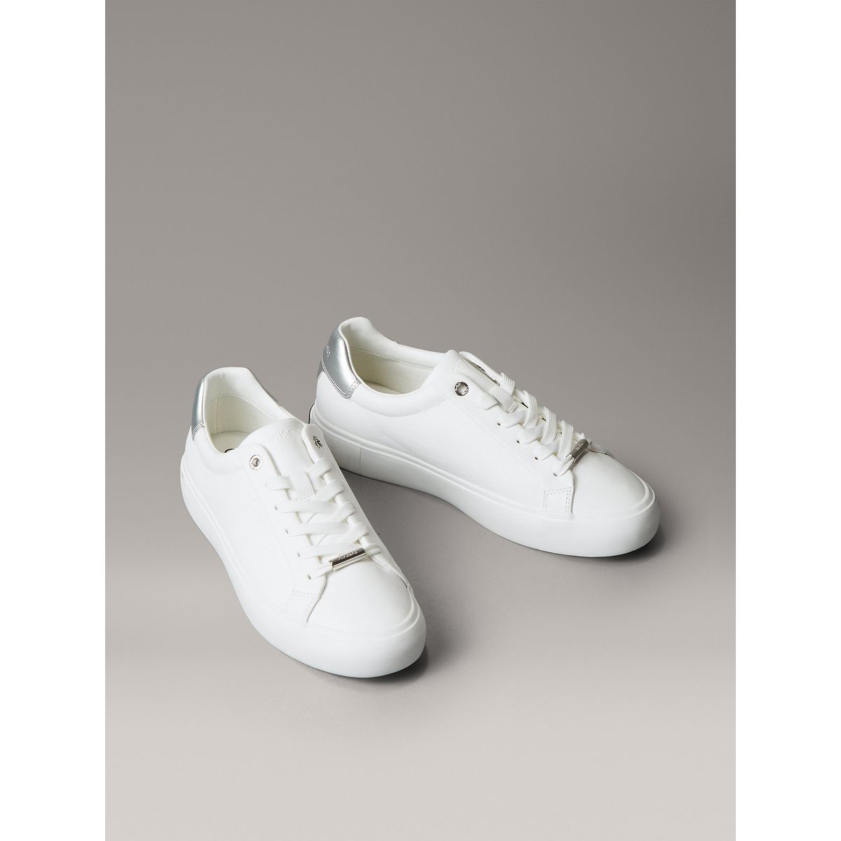 CALVIN KLEIN - Zapatillas en Cuero con Detalles Metálicos Blanco Calvin Klein