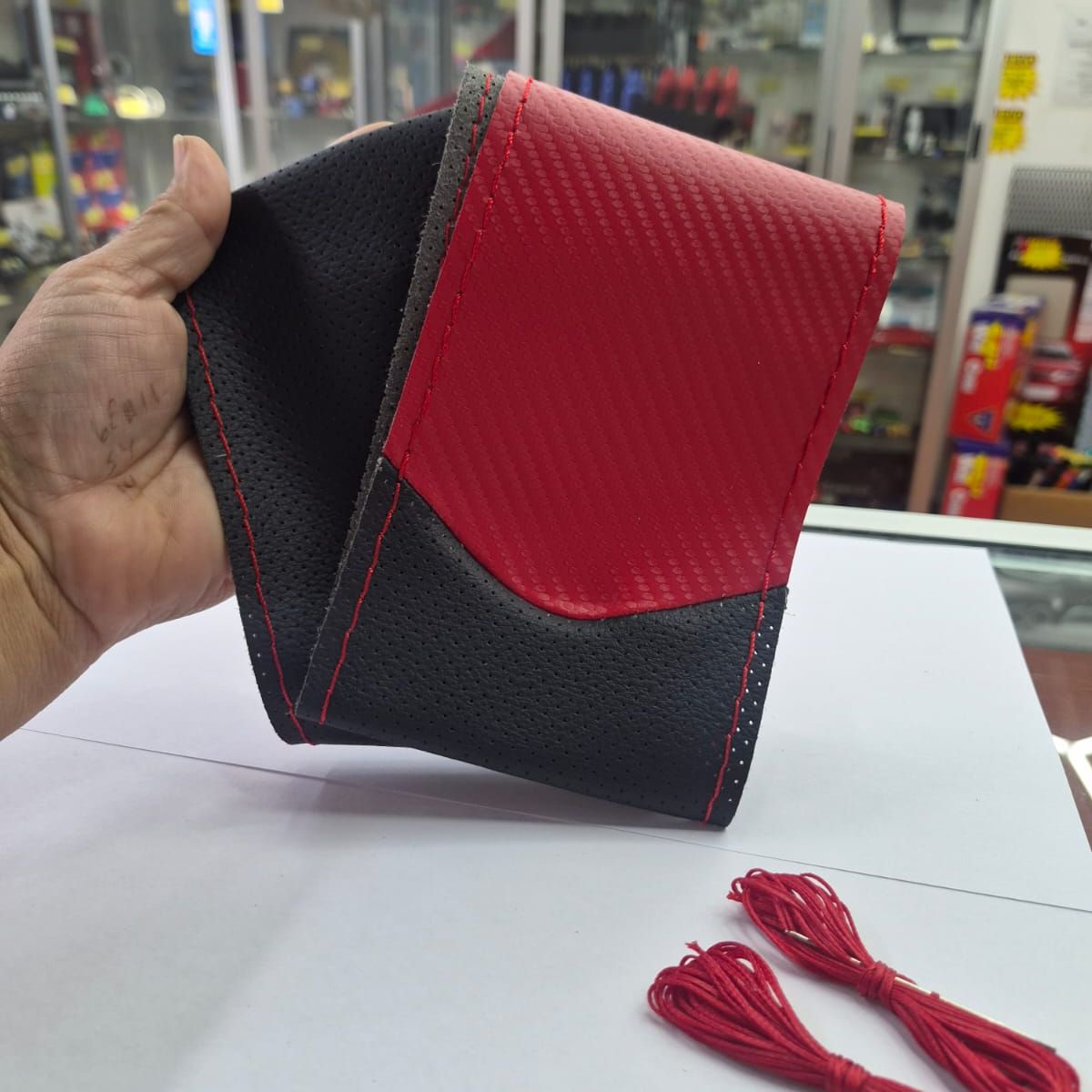 GENERICO - Funda Protectora para Volante diseño carbono rojo con negro hilo rojo