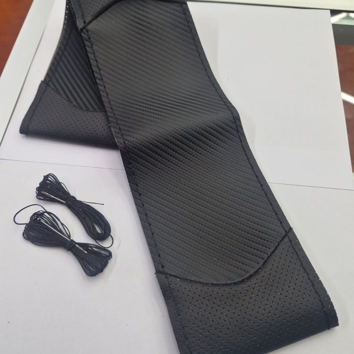 GENERICO - Funda Protectora para Volante diseño carbono negro con negro hilo negro