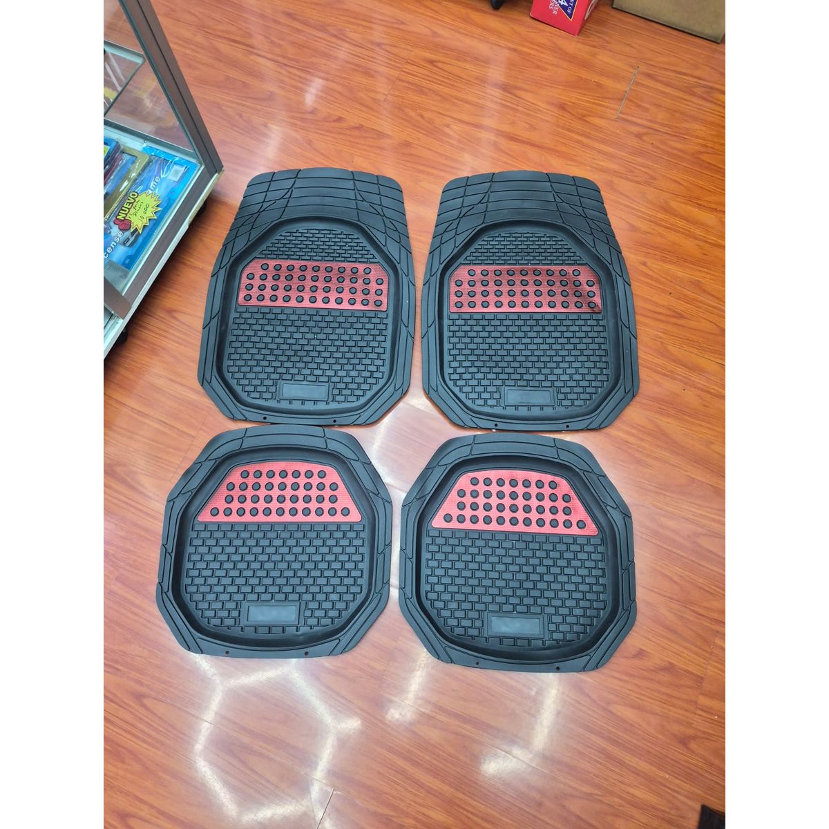 GENERICO - Set alfombras pisaderas goma Tunning autos camionetas y SUV negro con rojo