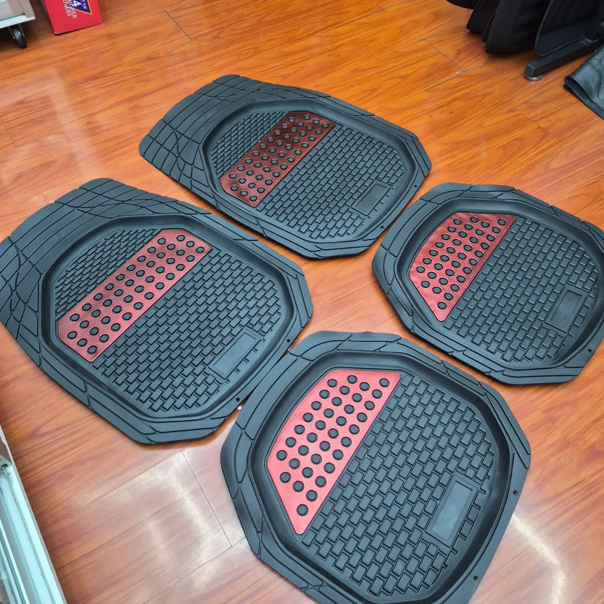 GENERICO - Set alfombras pisaderas goma Tunning autos camionetas y SUV negro con rojo