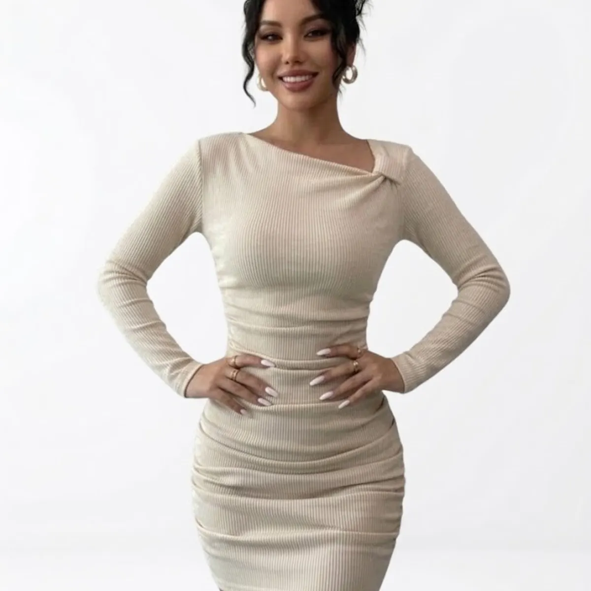 HAMI BOUTIQUE - Vestido Corto Ajustado Beige Crema - Diseño Drapeado y Escote Asimétrico