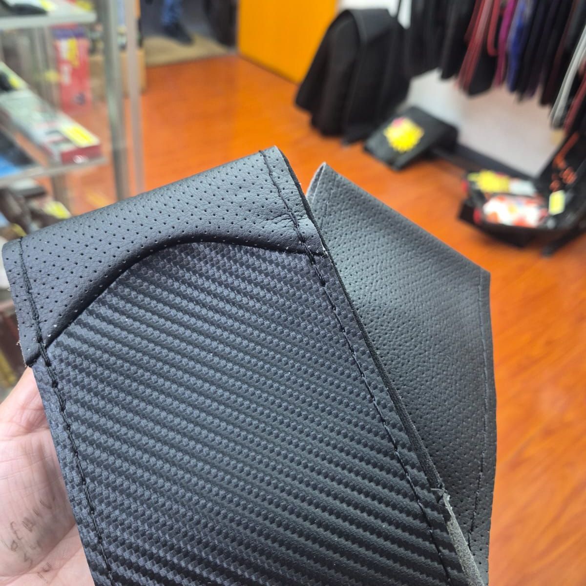 GENERICO - Funda Protectora para Volante diseño carbono negro con negro hilo negro