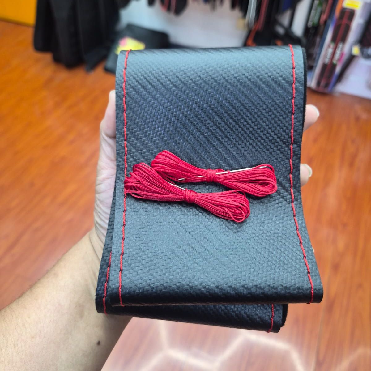 GENERICO - Funda Protectora para Volante diseño carbono negro hilo rojo