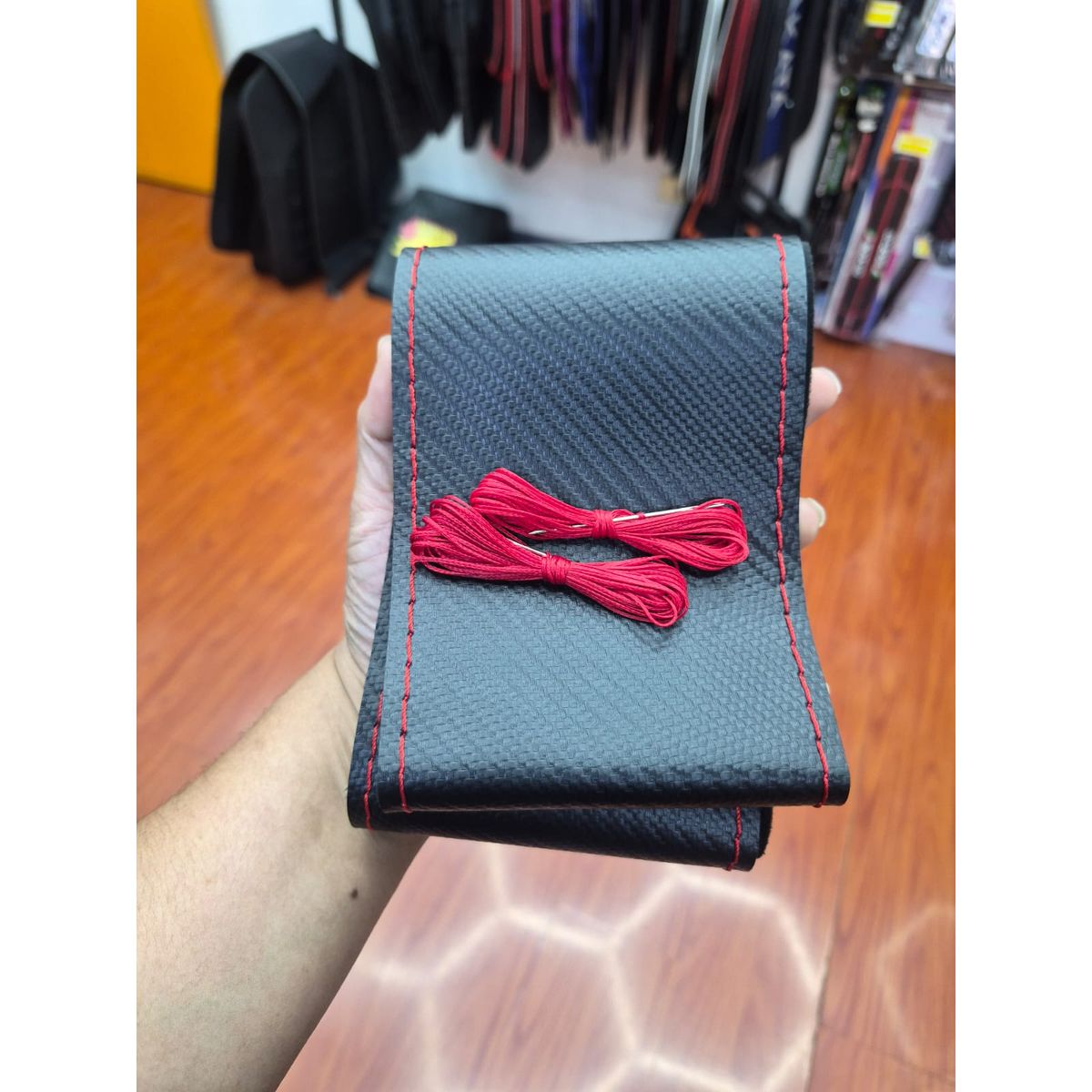 GENERICO - Funda Protectora para Volante diseño carbono negro hilo rojo