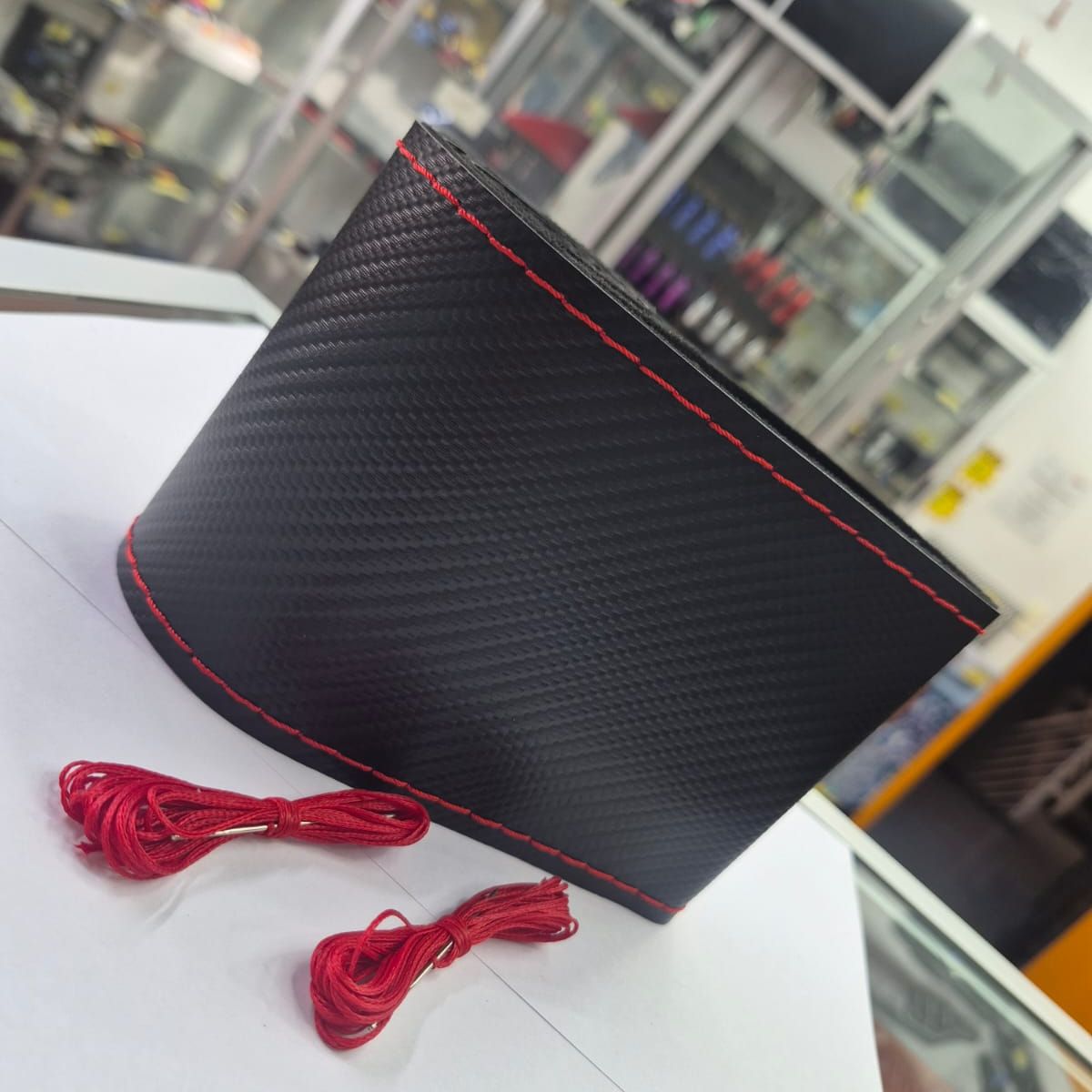 GENERICO - Funda Protectora para Volante diseño carbono negro hilo rojo