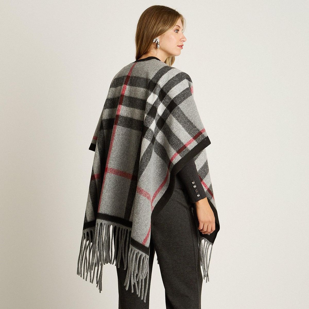 LORENZO DI PONTTI - Poncho Gris con Estampado Cuadrille y Flecos en Tejido