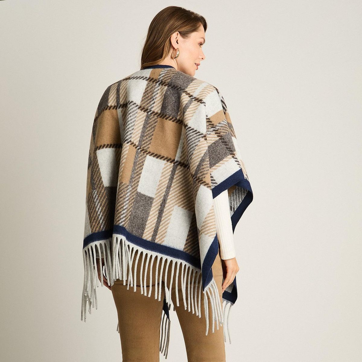 LORENZO DI PONTTI - Poncho Café con Estampado Cuadrille en Bloques de Color y Flecos en Tejido