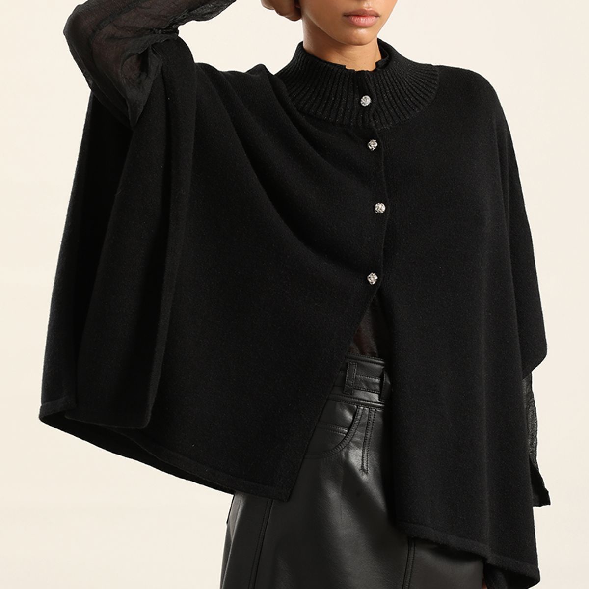 LIOLA - Capa Punto, Boton Joya, Negro Liola