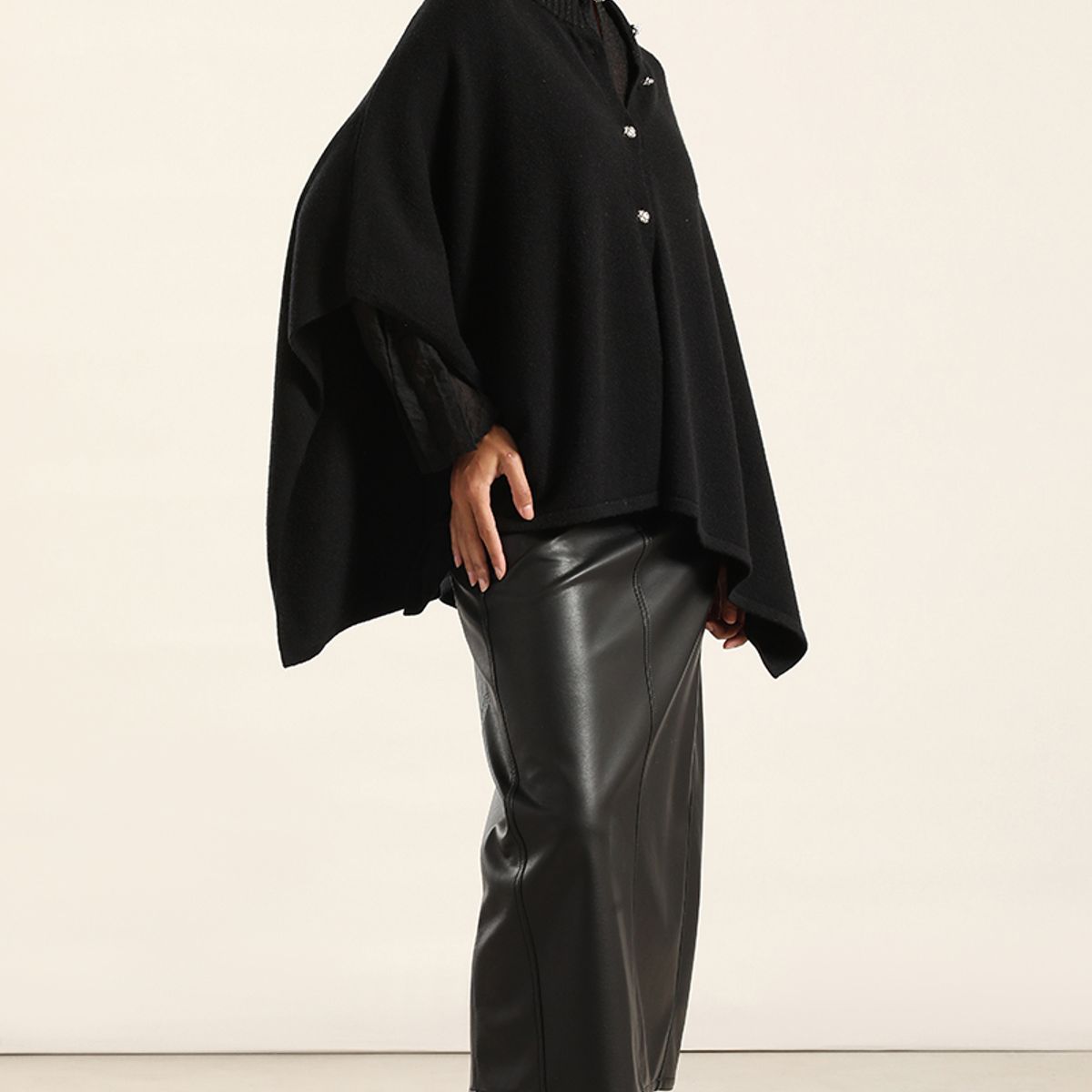 LIOLA - Capa Punto, Boton Joya, Negro Liola