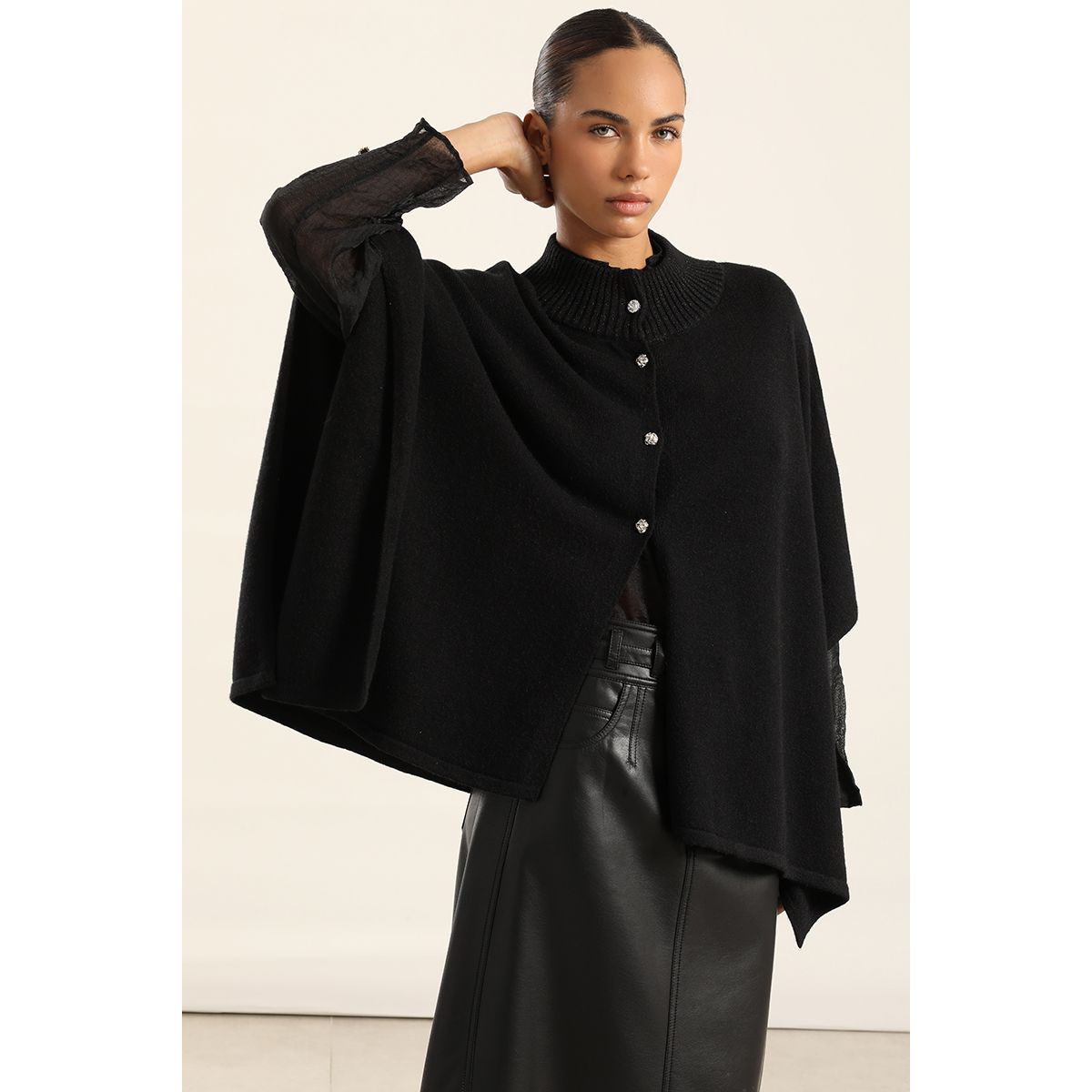 LIOLA - Capa Punto, Boton Joya, Negro Liola