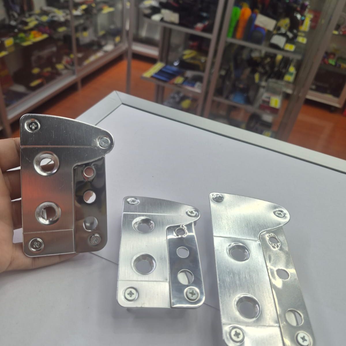 GENERICO - Set Cubre Pedales Deportivo 3 Piezas - Aluminio  Universal para Autos Manuales todo cromado