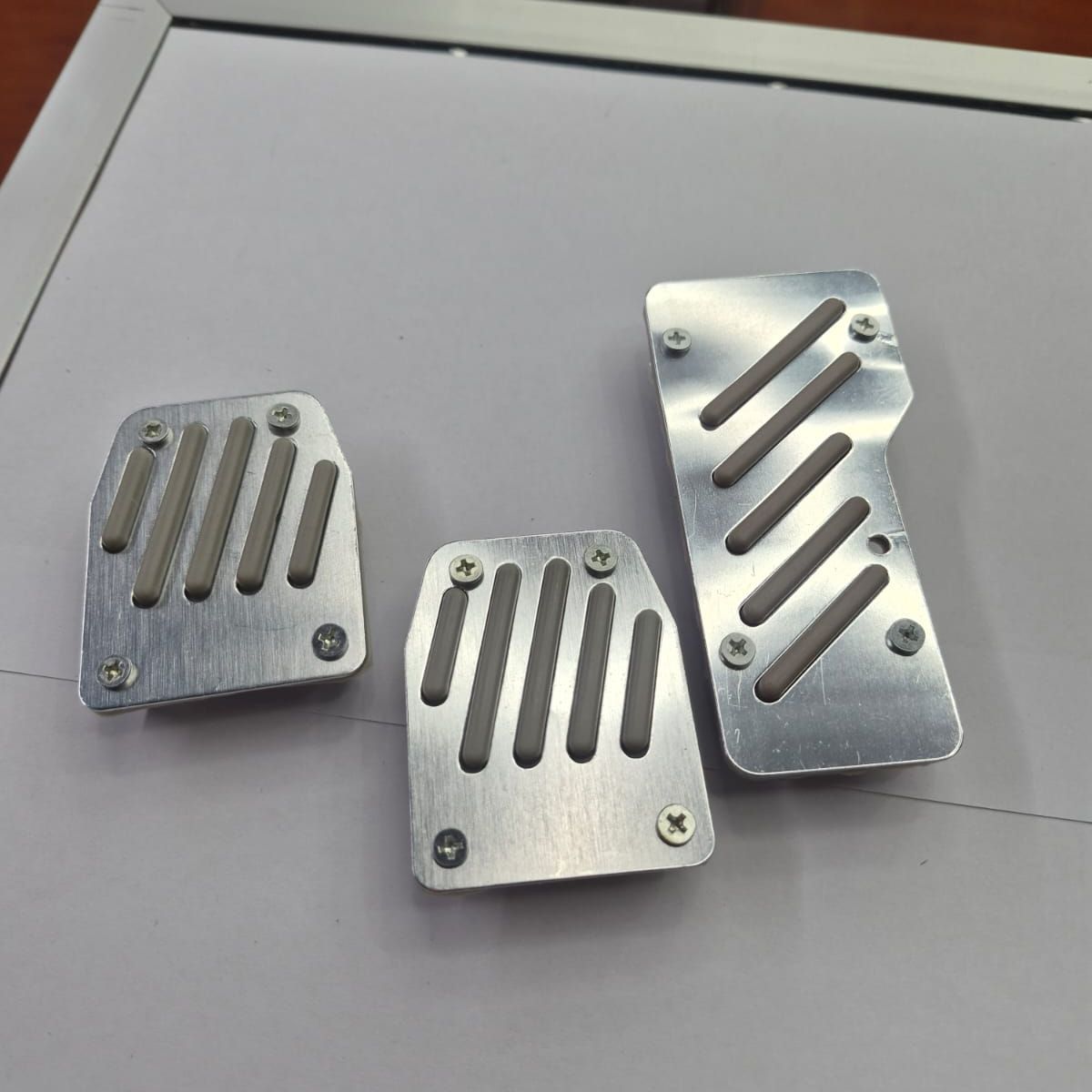 GENERICO - Set Cubre Pedales Deportivo 3 Piezas - Aluminio y Goma plata con líneas en gris