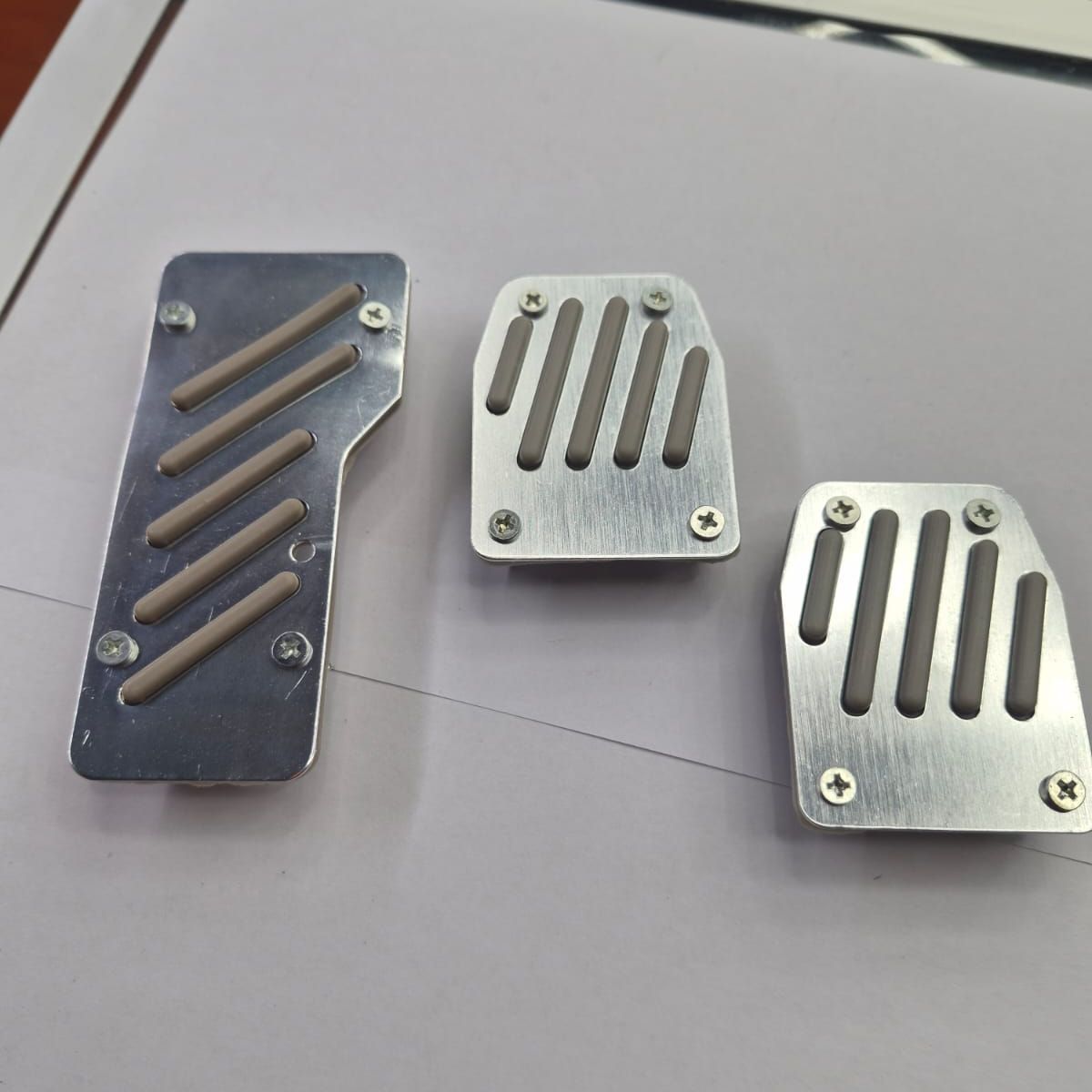 GENERICO - Set Cubre Pedales Deportivo 3 Piezas - Aluminio y Goma plata con líneas en gris