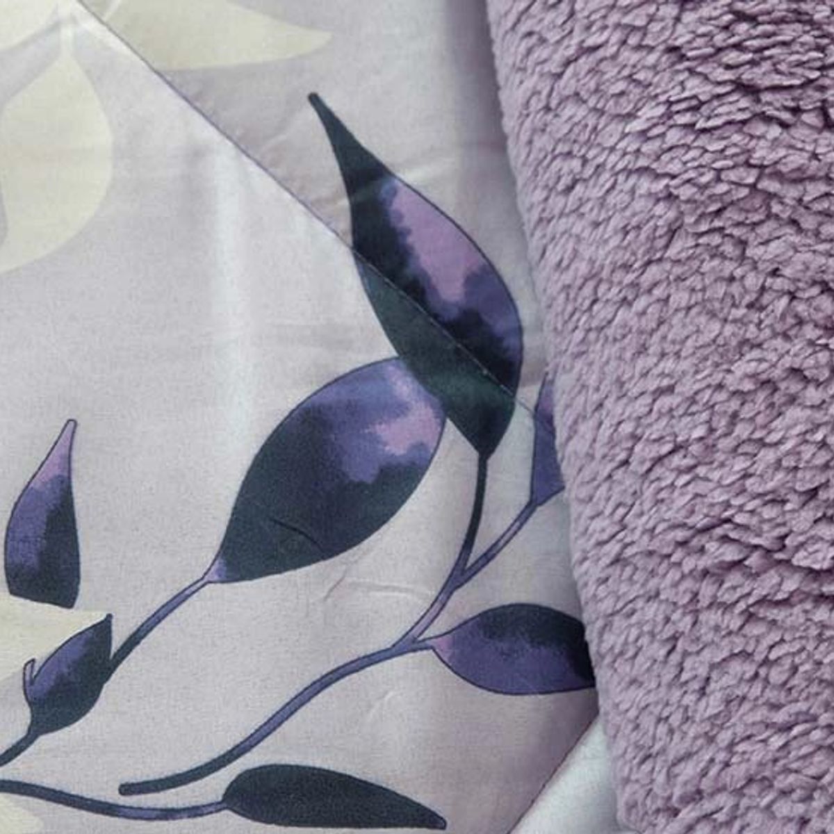 DORAL - CUBRECAMA PLUMON ESTAMPADO DELUXE CON SHERPA LAVANDA DORAL 2.5 PLAZAS