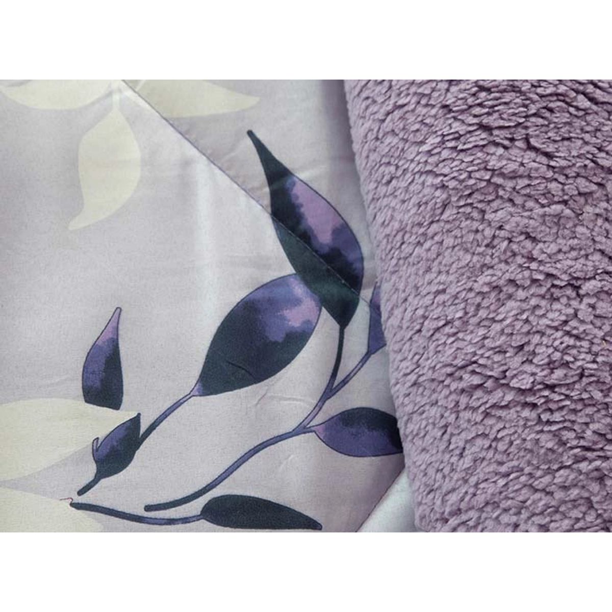 DORAL - CUBRECAMA PLUMON ESTAMPADO DELUXE CON SHERPA LAVANDA DORAL 2.5 PLAZAS