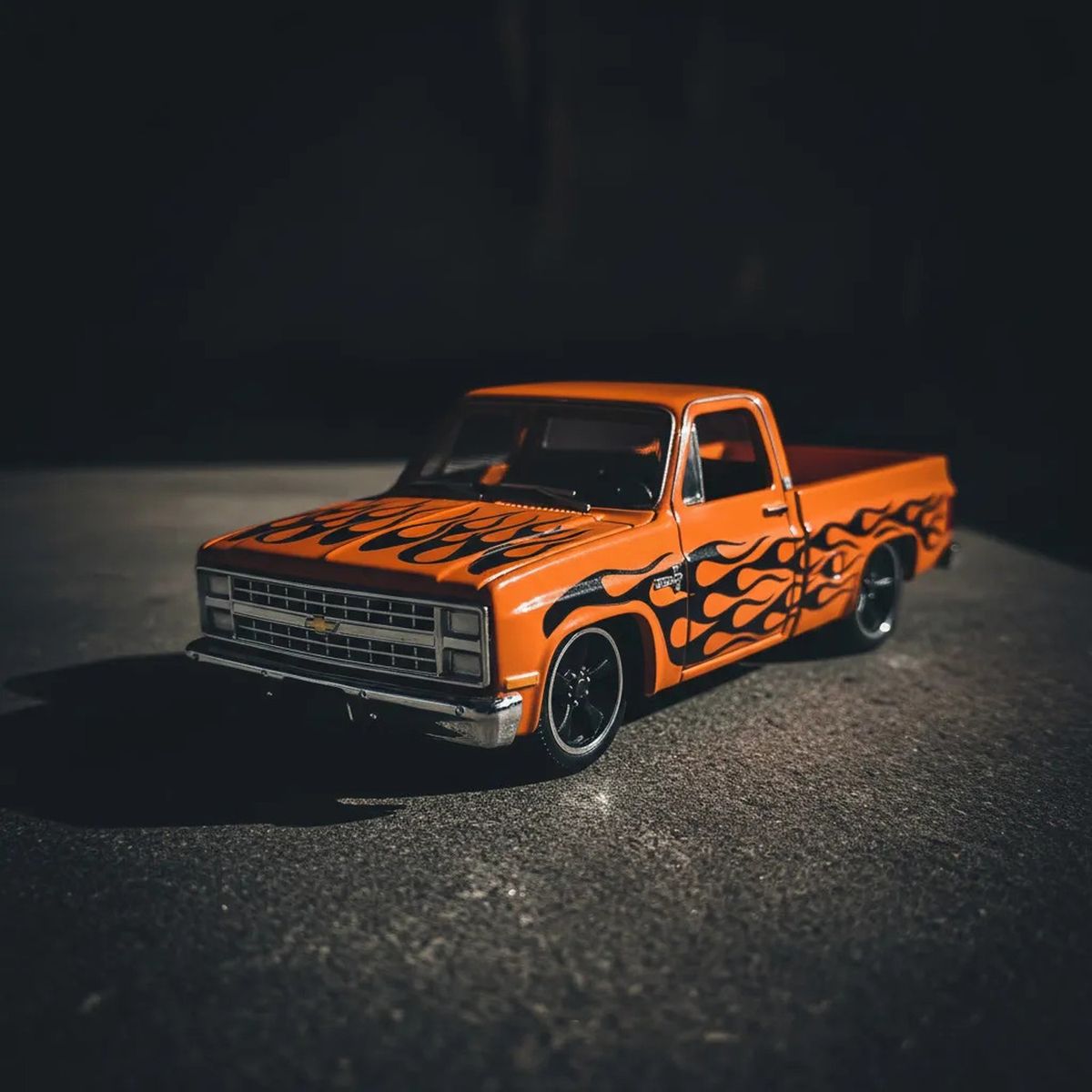 HOT WHEELS - Hot Wheels XL 83 Chevy Silverado Naranja Llamas 1/43 2026