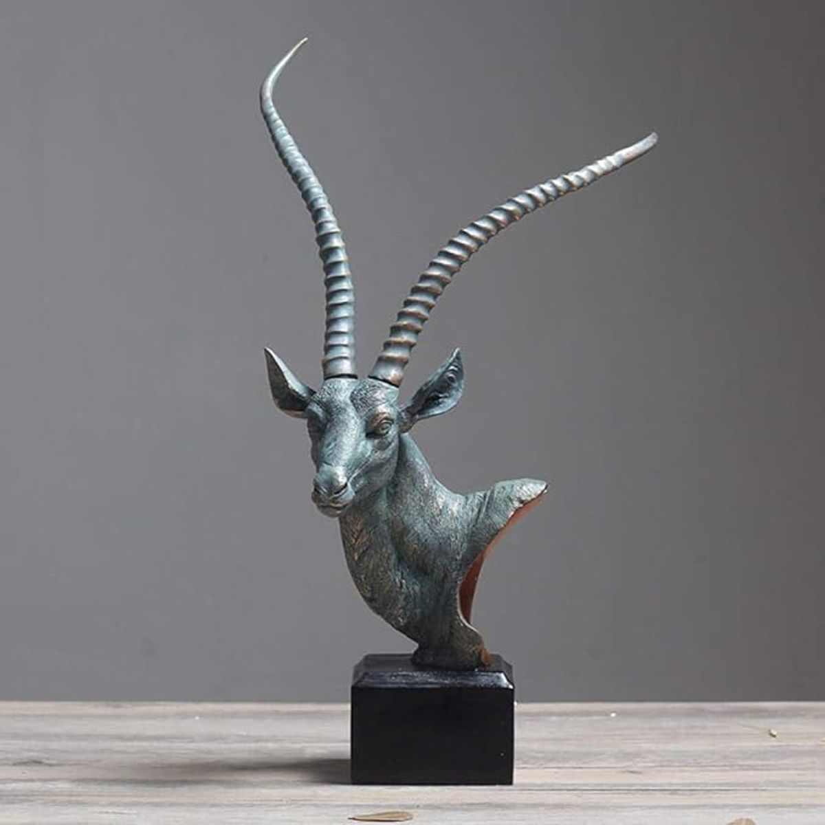 GENERICO - Escultura Antílope Kudu en Bronce Envejecido, Majestuosidad y Diseño Premium