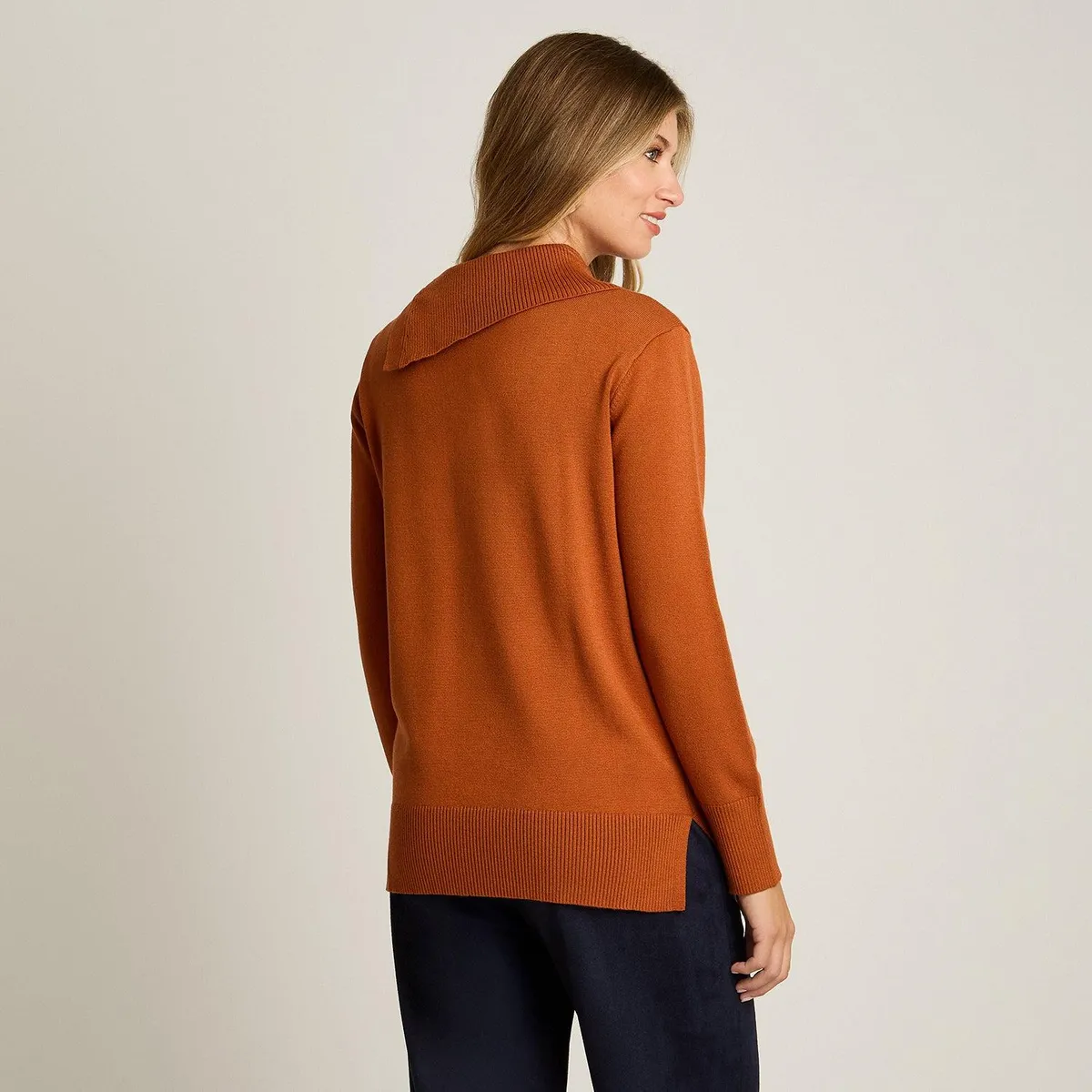 LORENZO DI PONTTI - Sweater Terracota con Cuello Asimétrico y Botones Dorados en Tejido