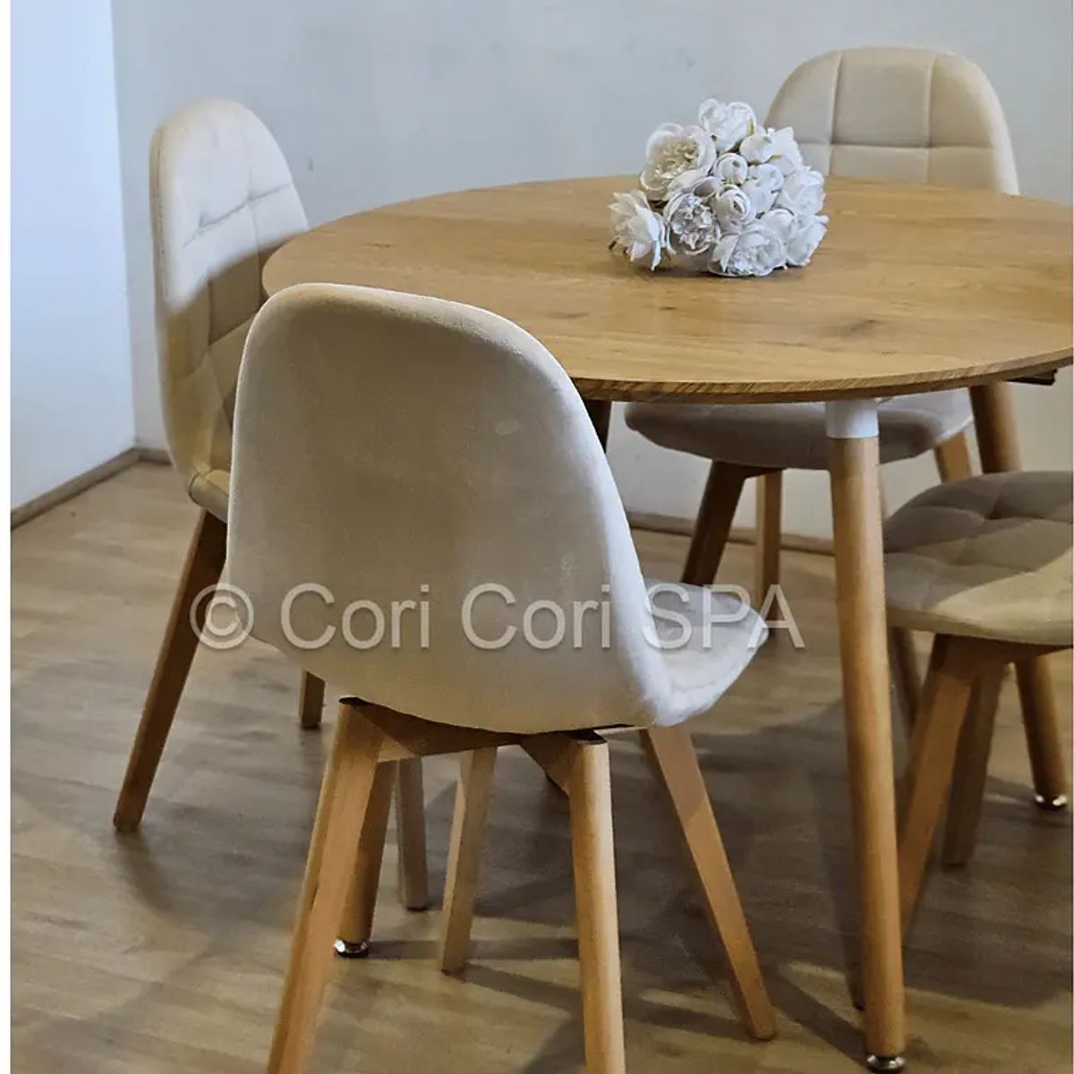 CORI CORI - Comedor Mesa Aura Wood 100cm + 4 Sillas Capitonne Velvet