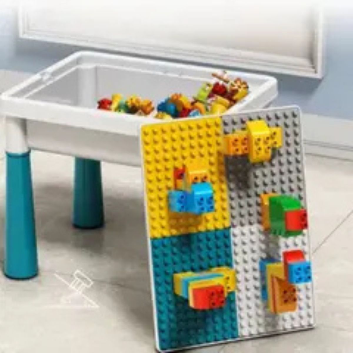 MOVI - MESA DE JUEGO CON SILLA Y 102 PIEZAS DE LEGO