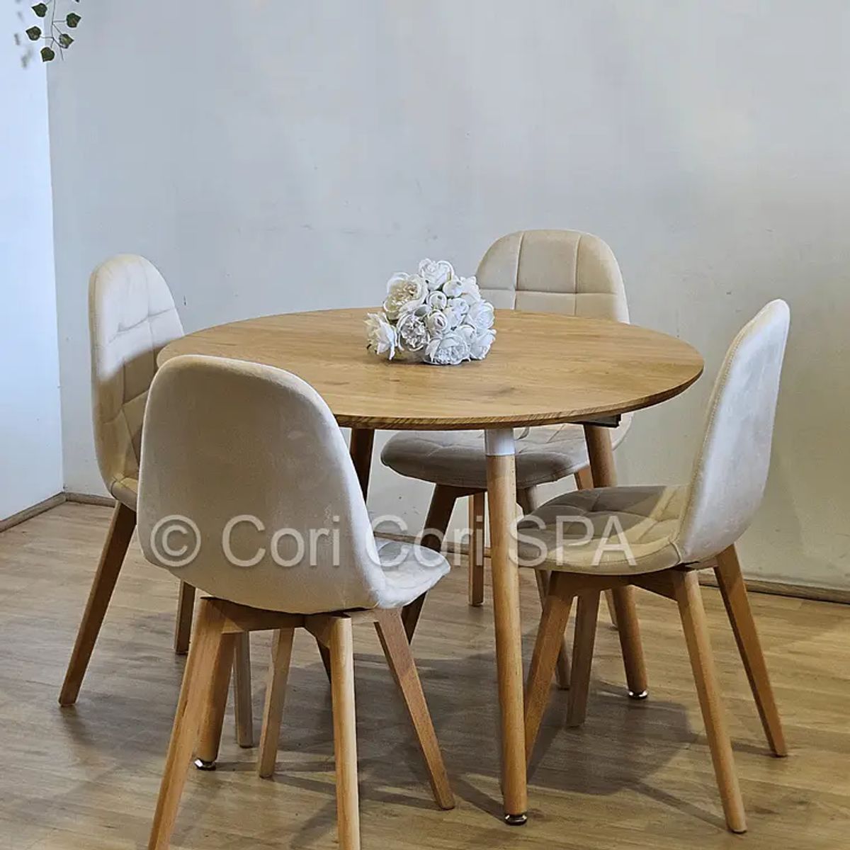 CORI CORI - Comedor Mesa Aura Wood 100cms + 4 Sillas Capitonne Velvet