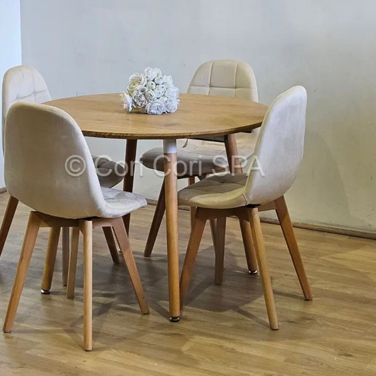 CORI CORI - Comedor Mesa Aura Wood 100cms + 4 Sillas Capitonne Velvet