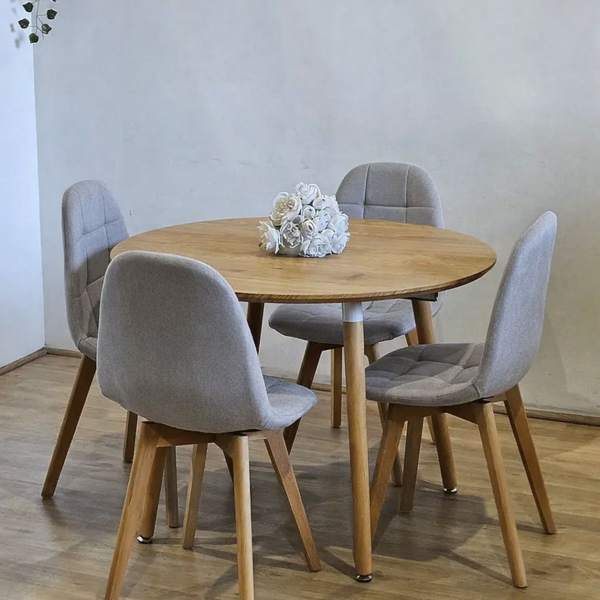 CORI CORI - Comedor Mesa Aura Wood 100cms + 4 Sillas Capitonne Velvet