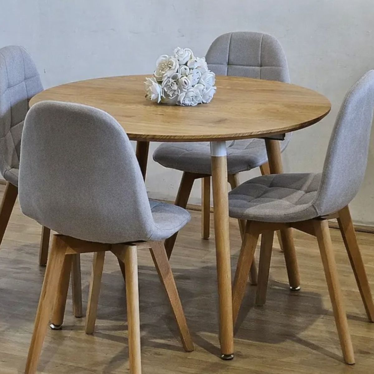 CORI CORI - Comedor Mesa Aura Wood 100cms + 4 Sillas Capitonne Velvet